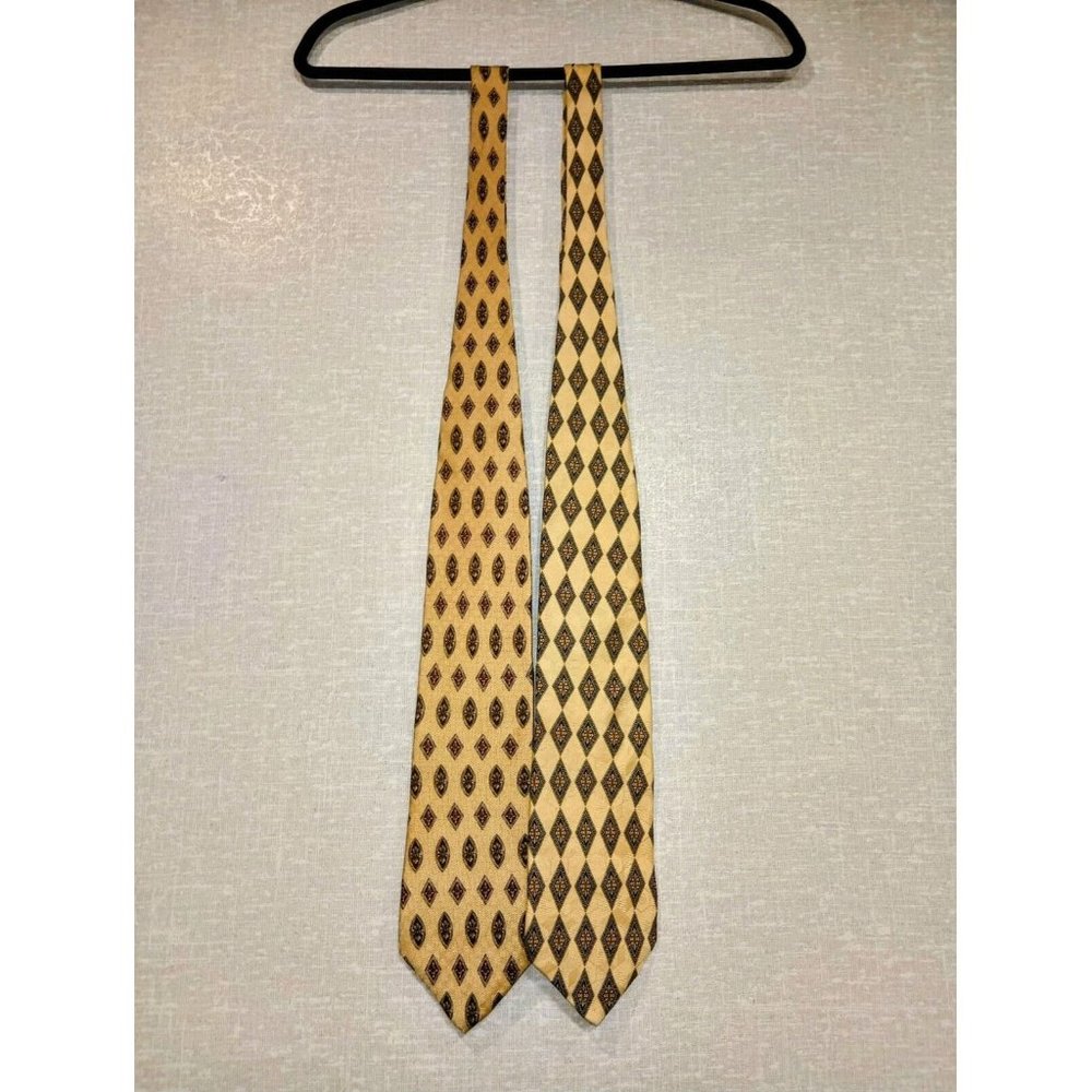 2 ROUNDTREE & YORKE MENS TIES 4 X 59 Multi color very nice in great condition.